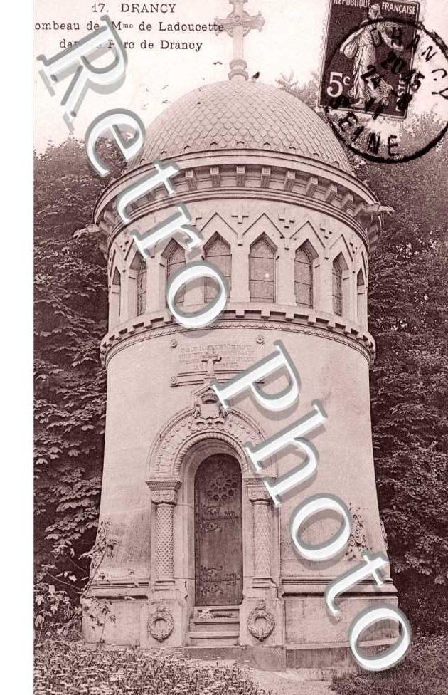 Tombeau de Mme de Ladoucette dans le Parc
