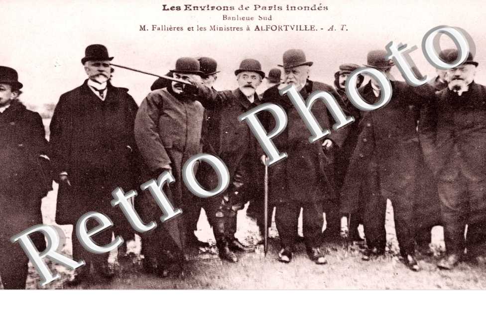 Inondation janvier 1910 M. Fallieres et les ministres a Alfortville