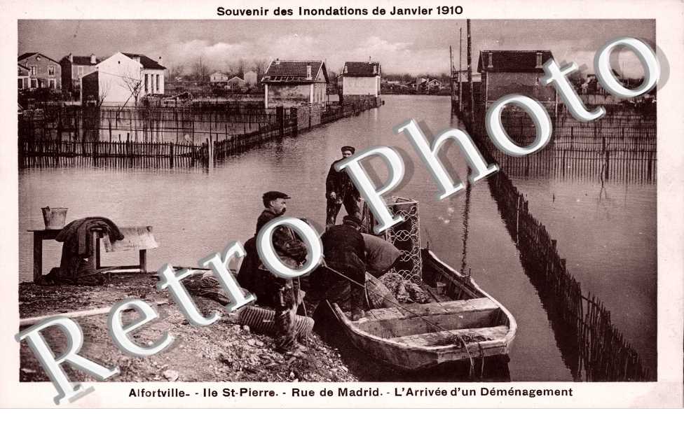 Inondations de 1910, Ile Saint Pierre, Rue de Madrid, l'arrivee d'un Demenagement