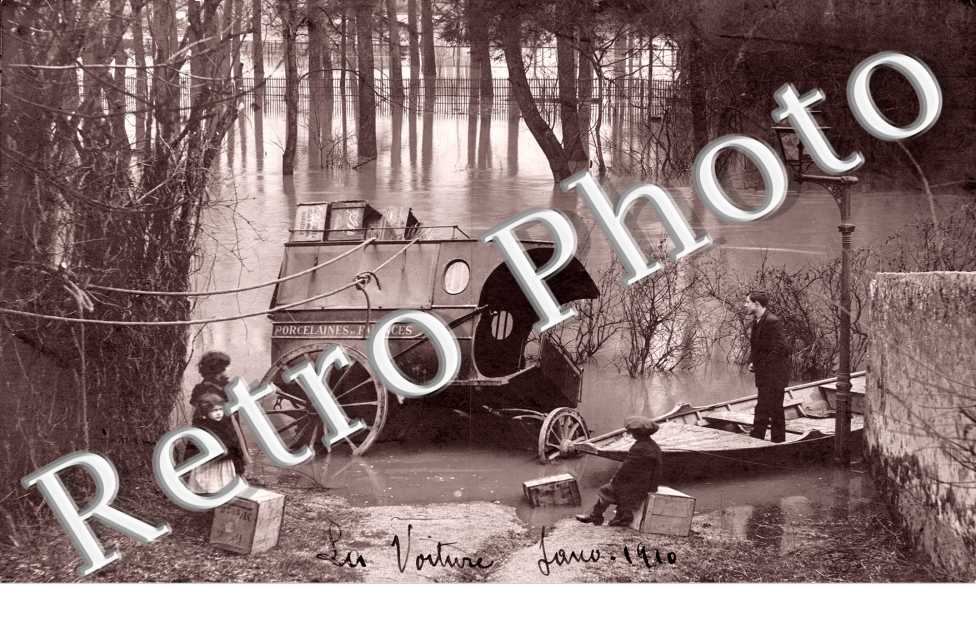 Une Calèche emportée par les eaux - inondations 1910 