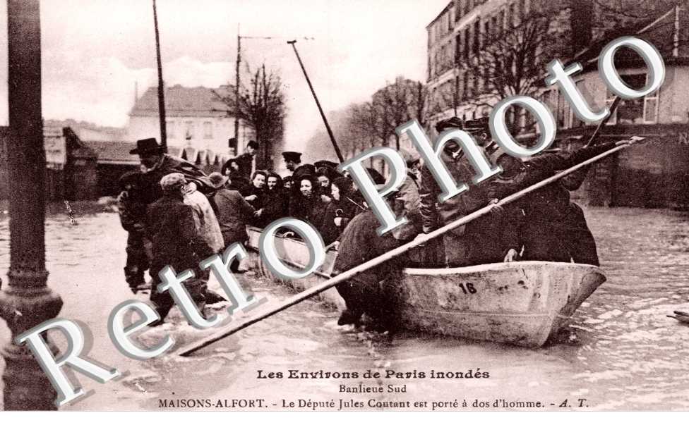 La Crue de la Seine 1910, Le Depute Jules Coutant est porte a dos d'homme