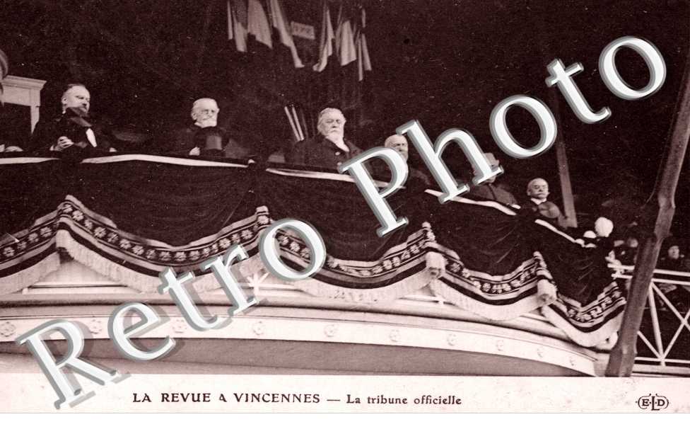 La revue a Vincennes - tribune officielle (armee)