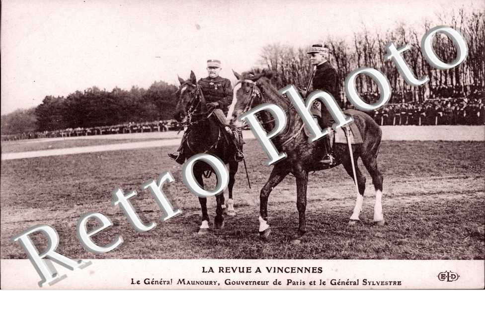 La revue a Vincennes - Le general Maunoury , gouverneur de Paris et le general Sylvestre (armee)