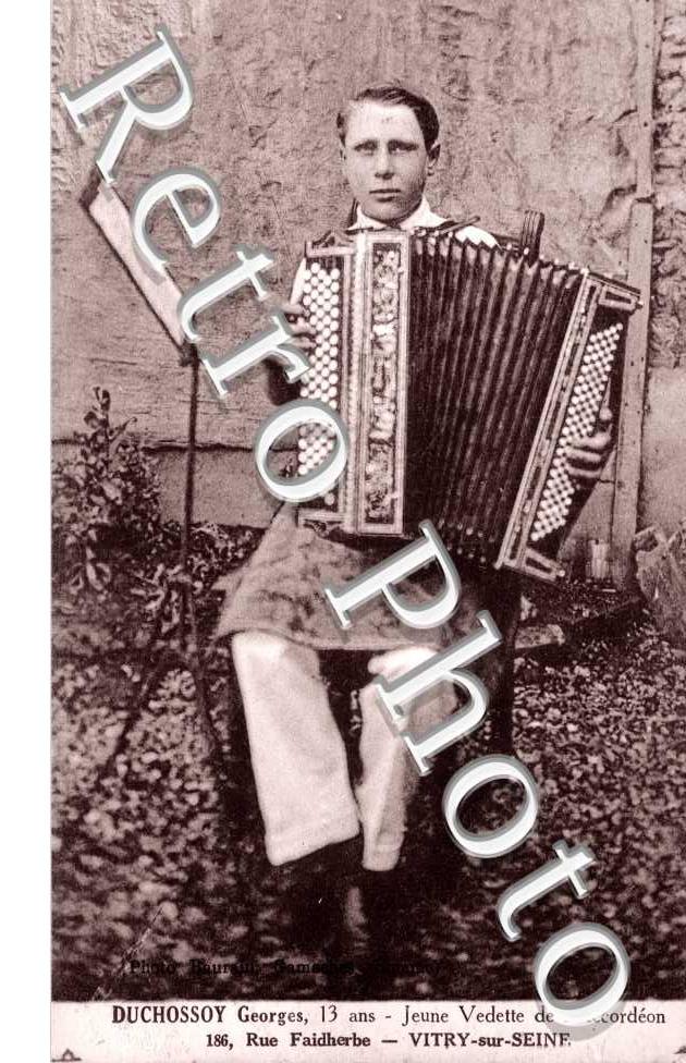 Duchossoy Georges 13 ans - jeune vedette de l&#039;acordeon (musique)