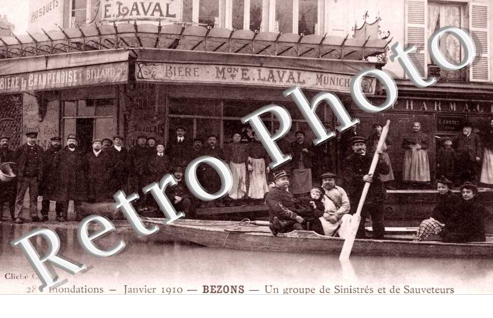 Inondations 1910, un Groupe de Sinistres et de Sauveteurs