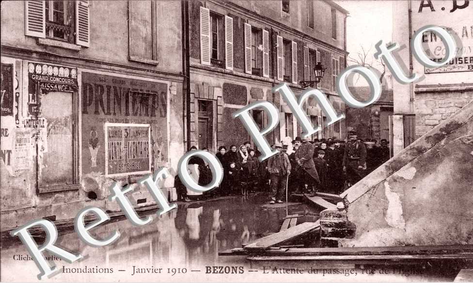Inondation de janvier 1910 - L&#039;attente du passage rue de l&#039;eglise