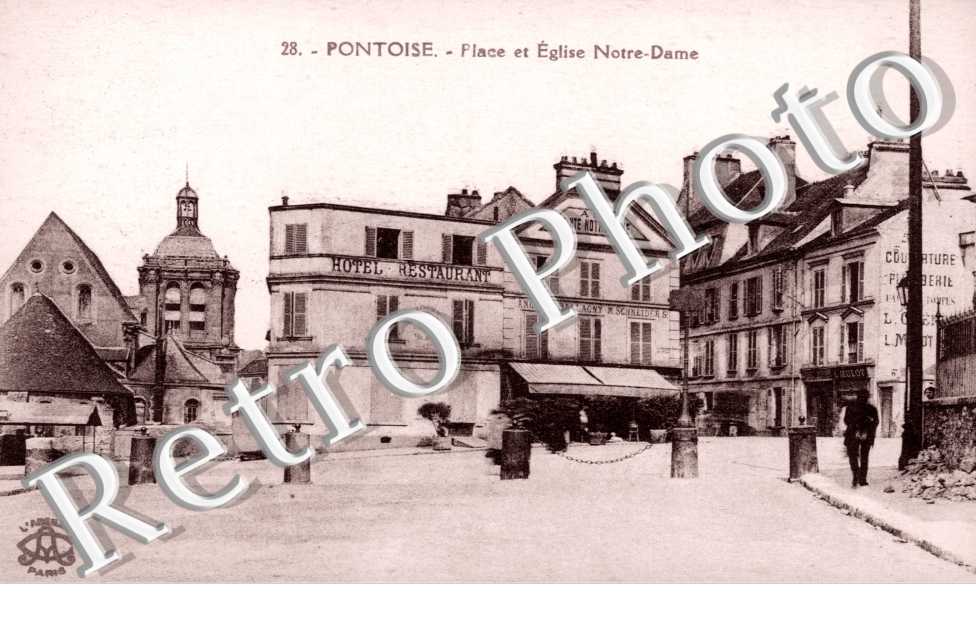 Place et L&#039;Eglise Notre Dame