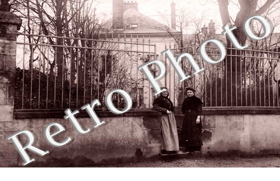 Deux femmes devant l&#039;entrée d&#039;une demeure