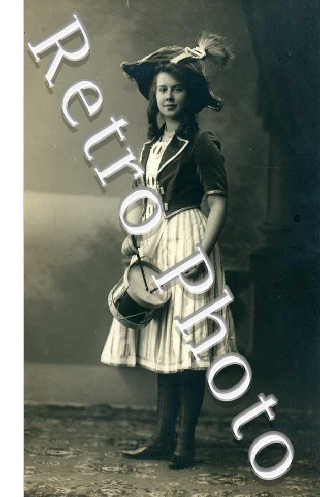 Jeune Fille Tambour