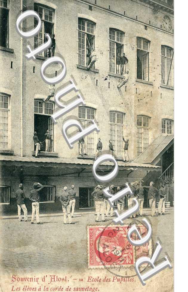 ecole des Pupilles Les eleves a la corde de sauvetage