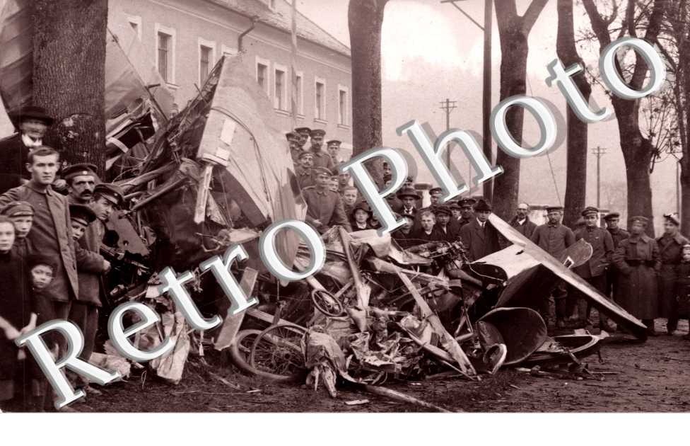 La Population et les militaires devant les debris