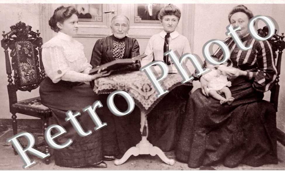Un groupe de personnes pris en photo