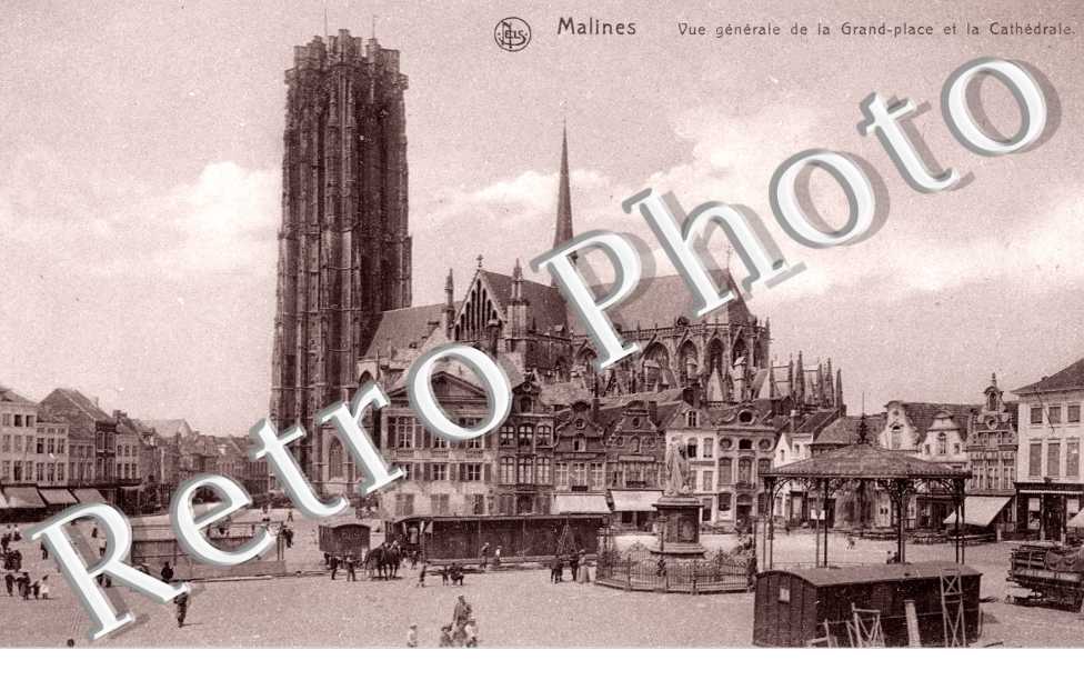 Vue Generale de la Grand&#039;Place et la Cathedrale