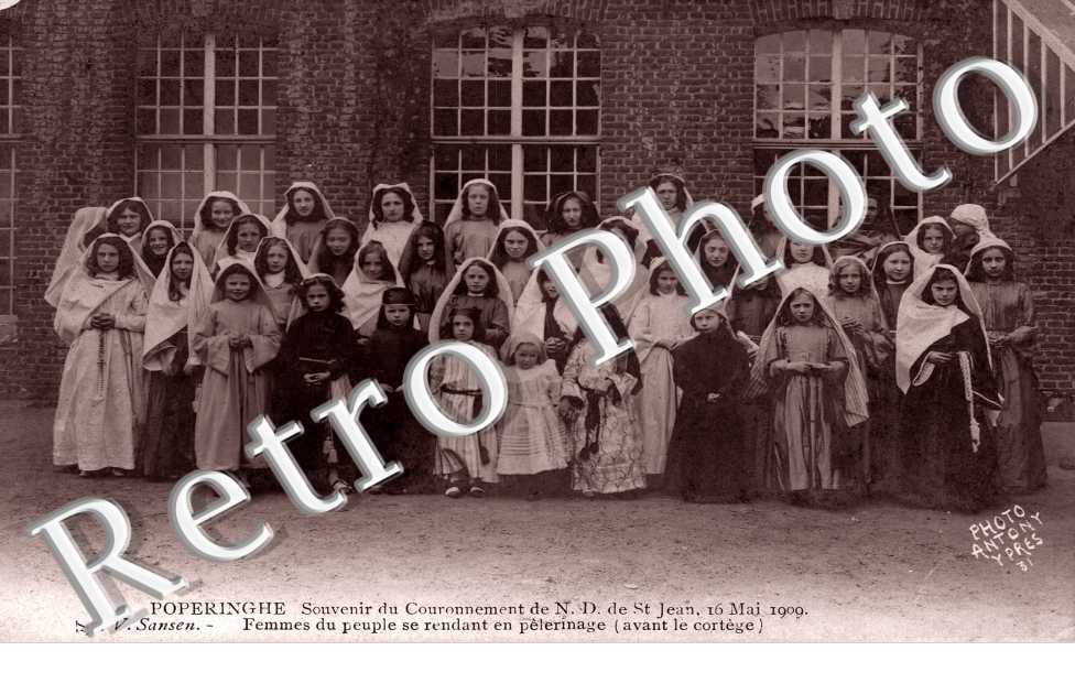 Souvenir du Couronnement de Notre-Dame de Saint-Jean, Femmes du peuple allant au pelerinage