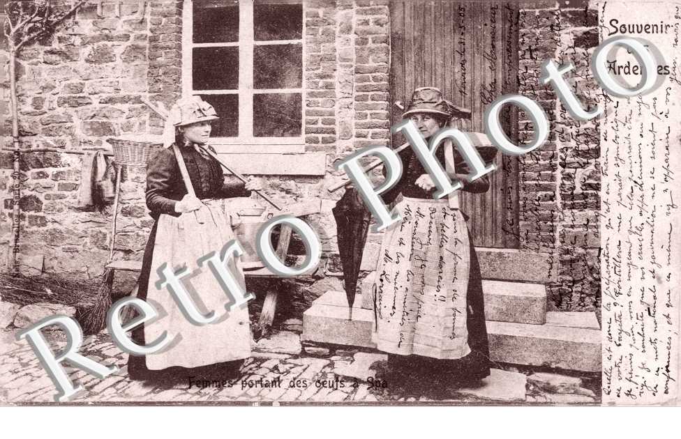 Femmes Portant des Oeufs