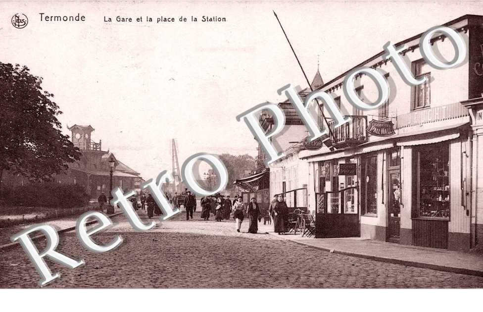 la gare et la place de la station