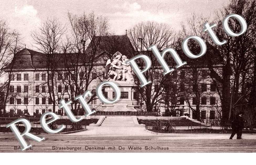 Strassburger Denkmal mit De Wette Schulhaus. Monument de Strasbourg avec l&#039;ecole De Wette