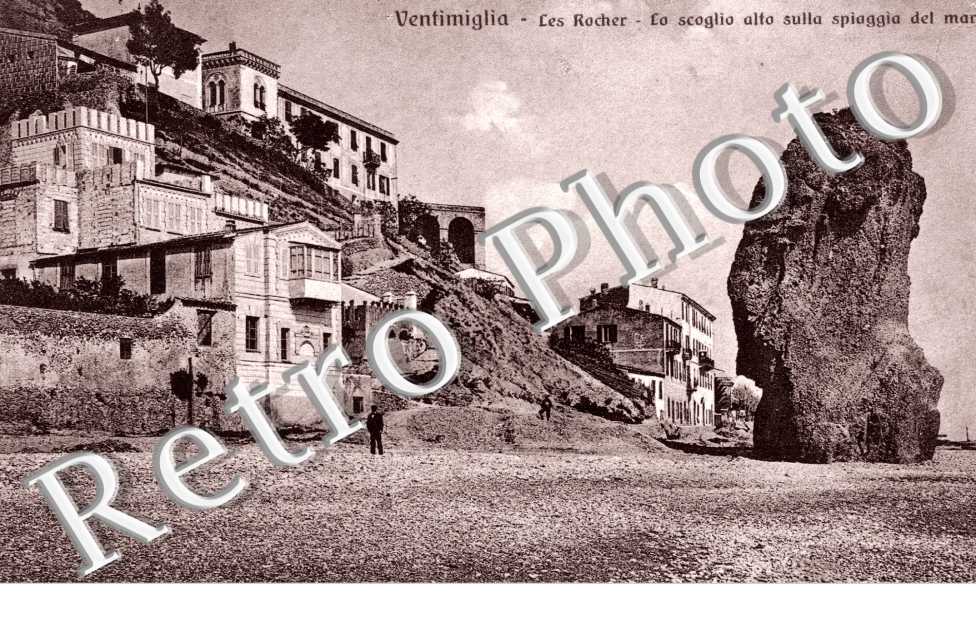 les rochers, La scoglio alto sulla spiaggia del mare