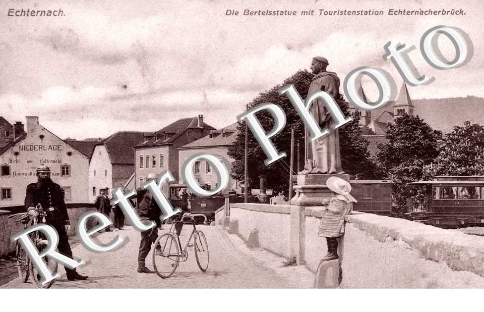Die Bertelsstatue mit Touristensation