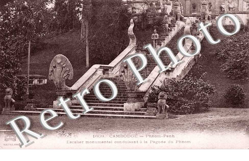 Escalier Monumental conduisant a la Pagode du Phnom