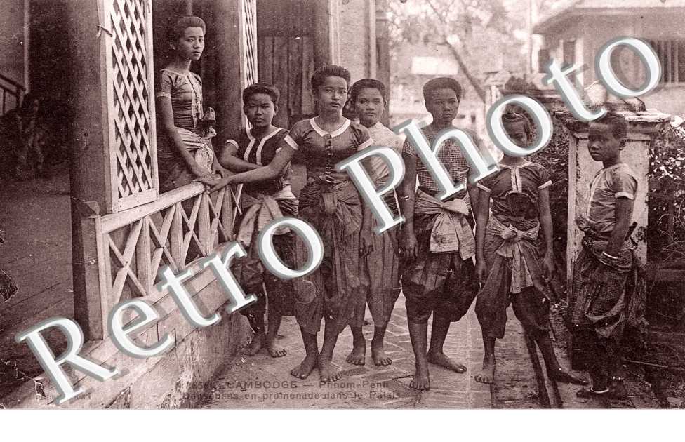 Danseuses en promenade dans le Palais