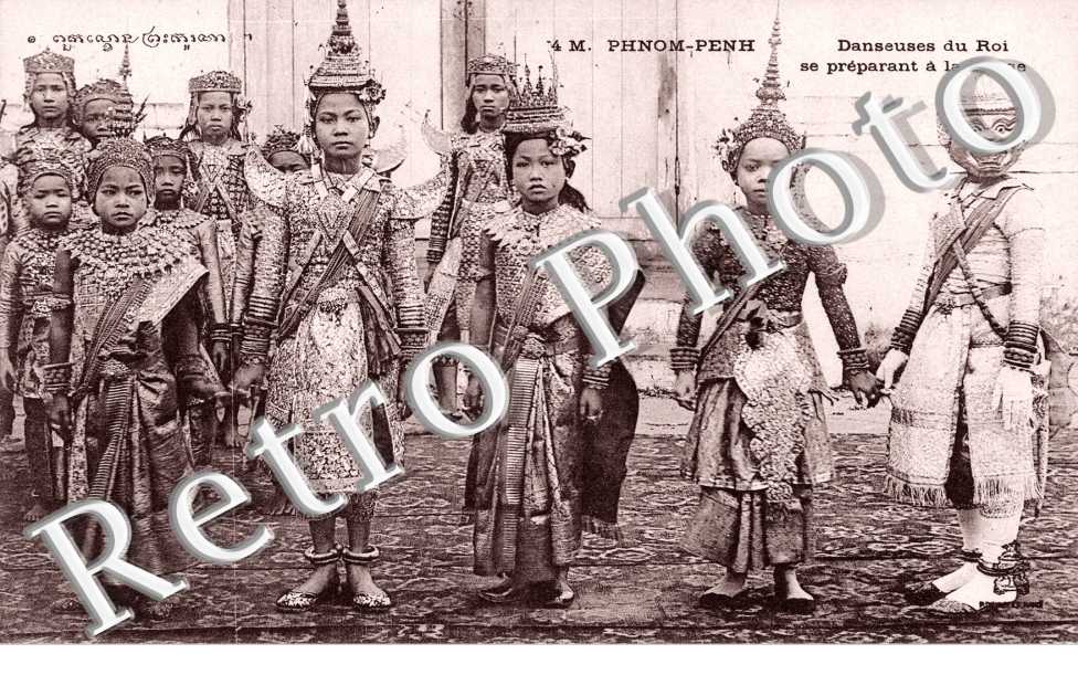 Danseuses du Roi se preparant a la Danse