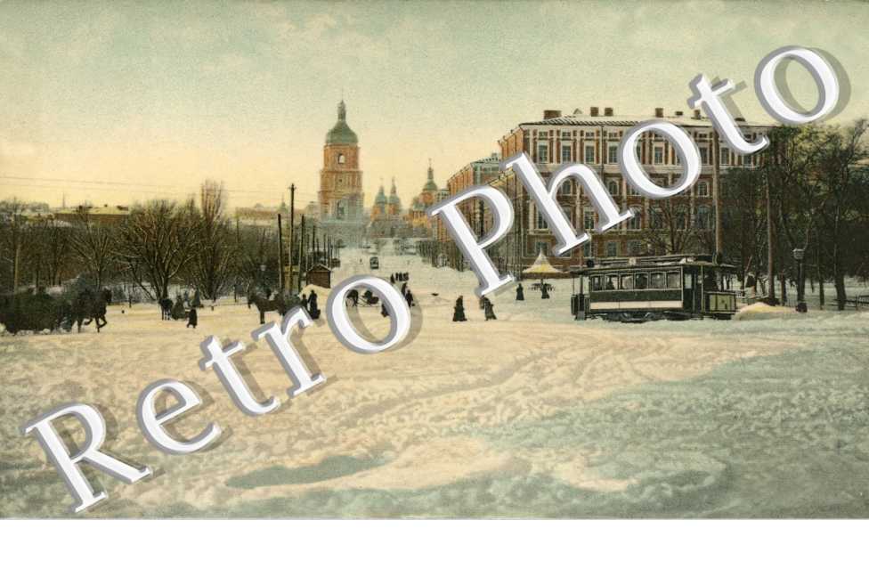 une rue, une place, tramway sous la neige)