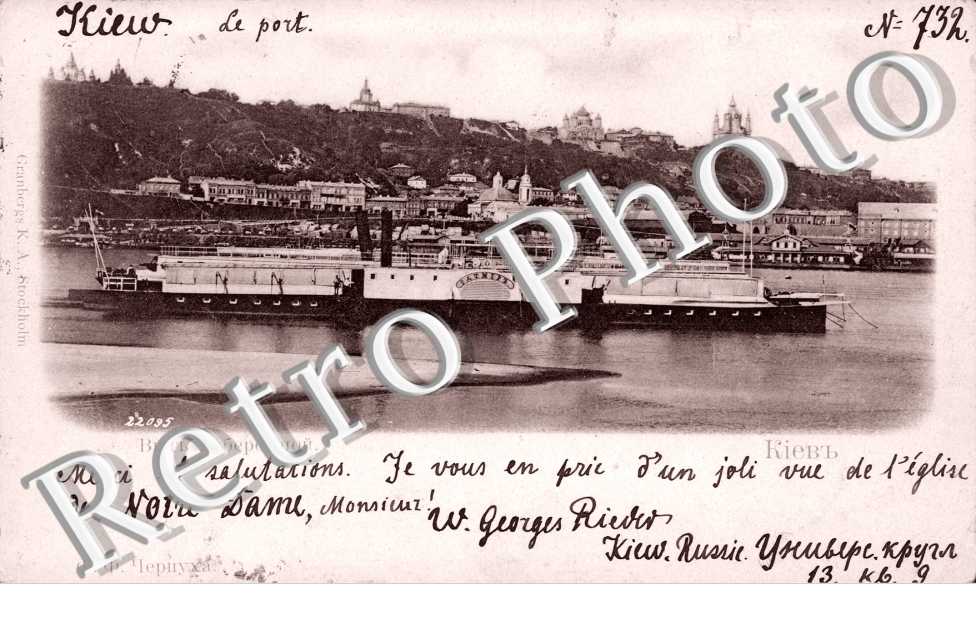 un bateau pres du Port