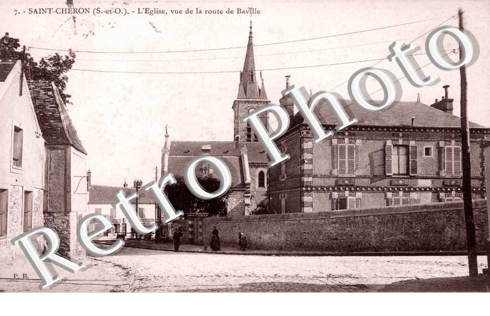 L&#039;eglise, vue de la route de Baville