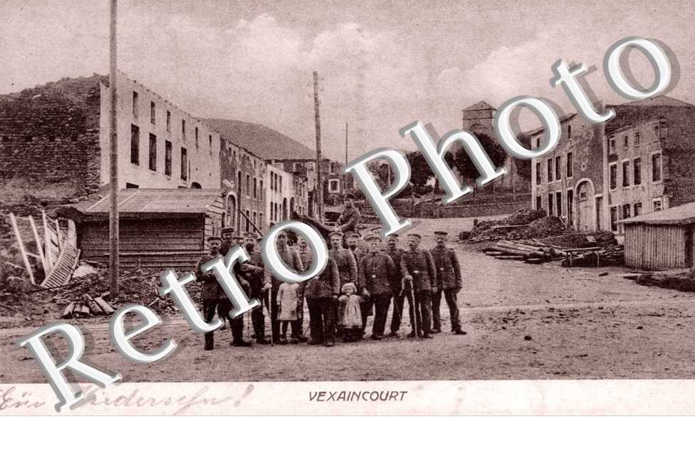 une rue avec militaires allemands