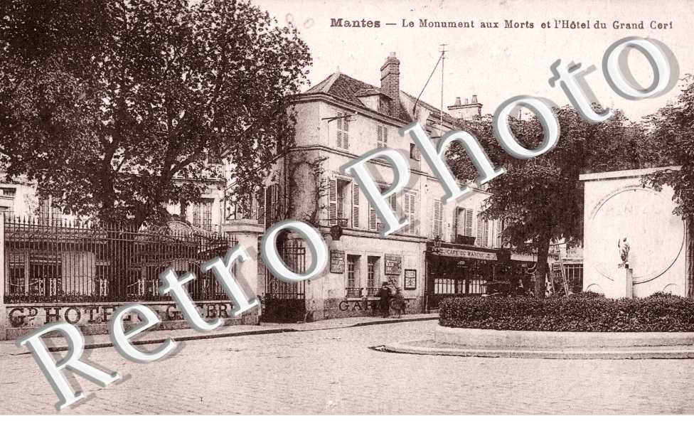 Le Monument aux Morts et l&#039;Hotel du Grand Cerf