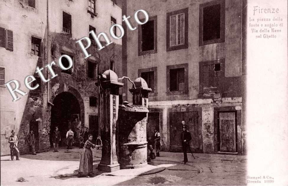 La piazza della fonte e angolo di Via della Nave nel Ghetto