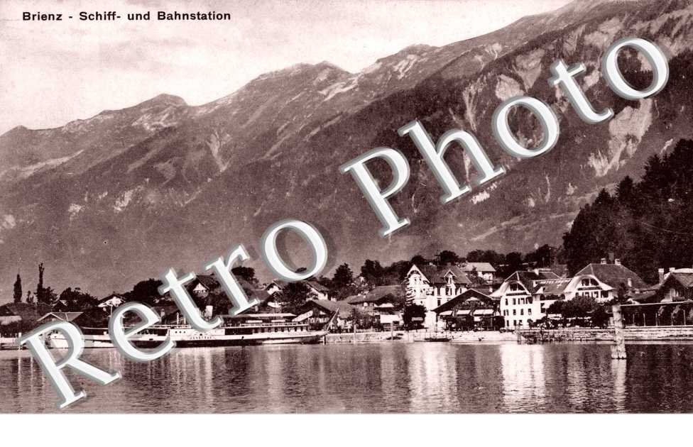 Schiff und Bahnstation