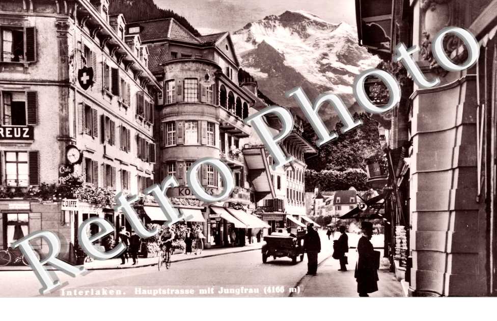 Hauptstrasse mit Jungfrau. Rue principale avec Jungfrau