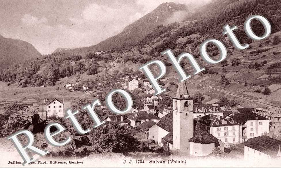 Vue Generale et le Clocher de l&#039;Eglise