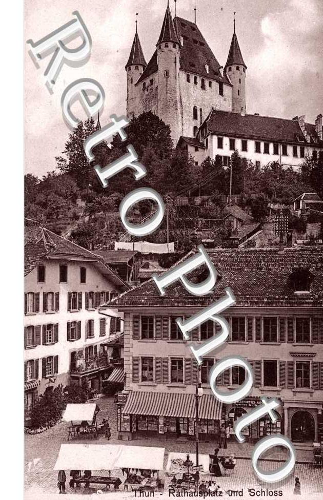 Rathausplatz und Schloss. Place de la mairie et chateau
