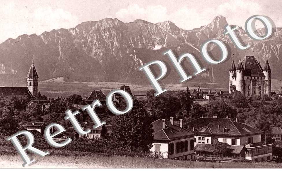 Schloss, Kirche und Stockhornkette.. Chateau, eglise et Stockhornkette