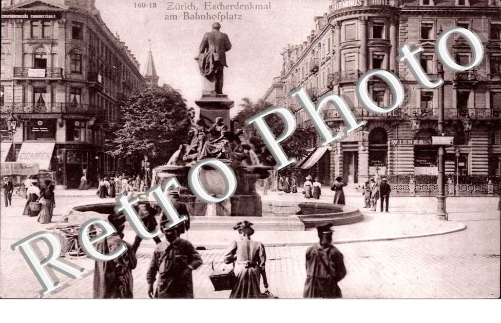 Escherdenkmal am Bahnhofplatz. Monument Escher sur la place de la gare