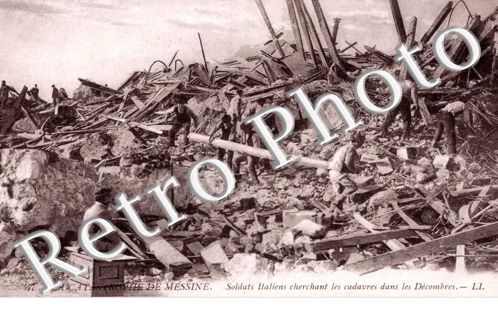 Soldats Italiens cherchant des cadavres dans les décombres