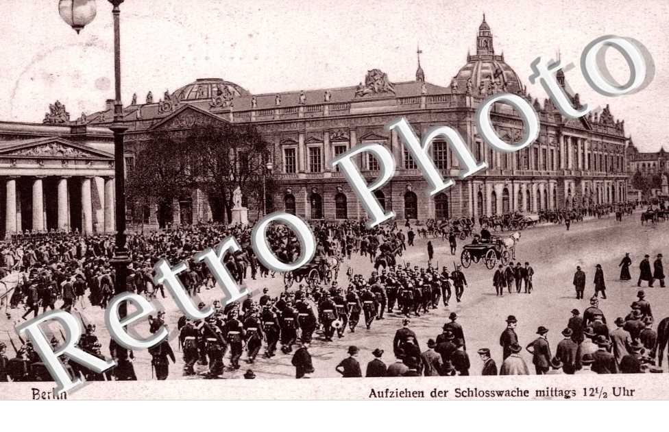 Zeughaus mit aufziehender wache