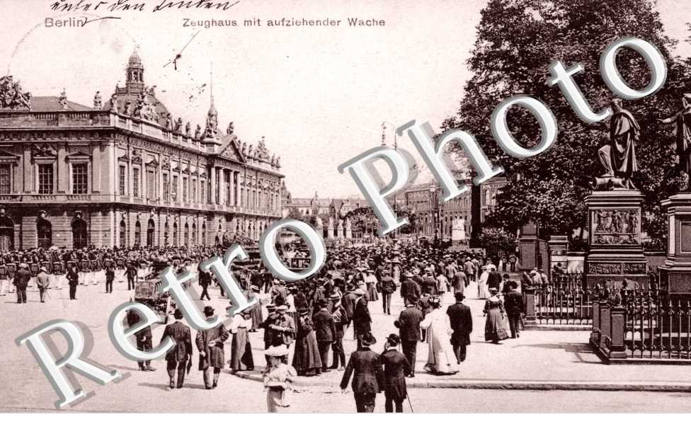 Zeughaus mit aufziehender wache