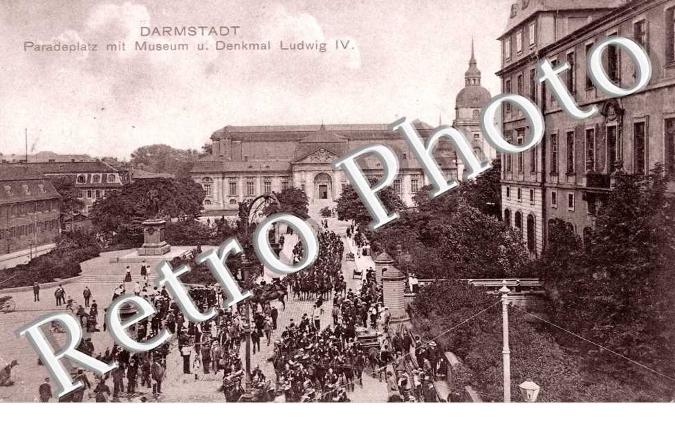 Paradeplatz mit Museum und Denkmal Ludwig IV