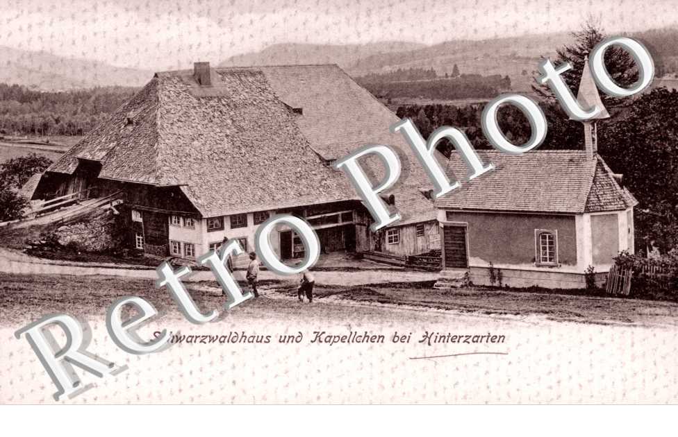 Schwarzwaldhaus und Kapellchen bei Hinterzarten