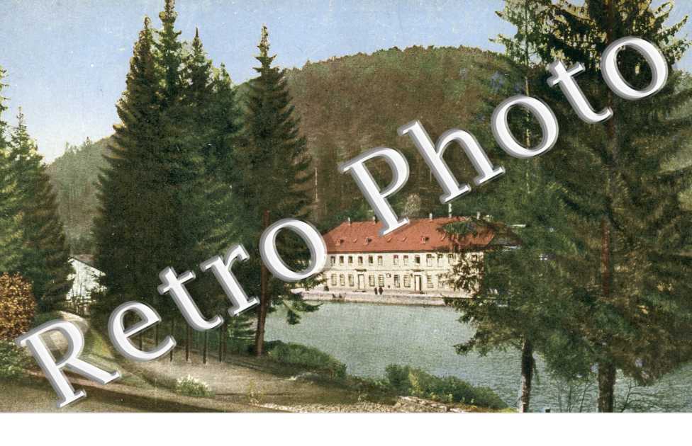 un bâtiment dans la Forêt au bod d&#039;un lac