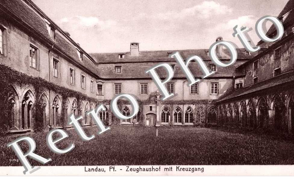 Zeughaushof mit Kreuzgang
