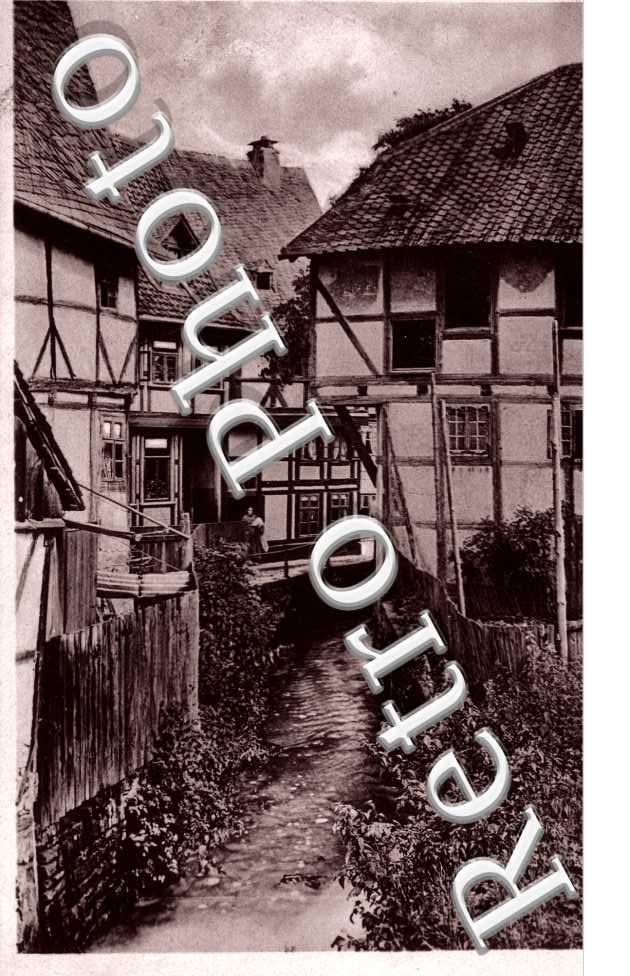 Ruisseaun entre des maisons
