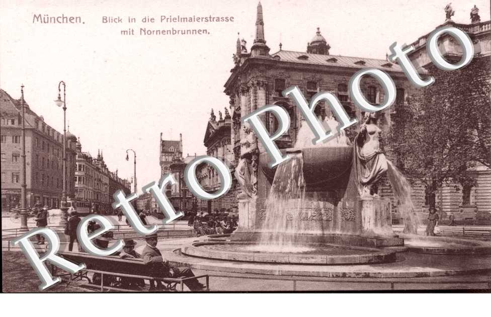 Blick in die Prielmaierstrasse mit Nornenbrunnen