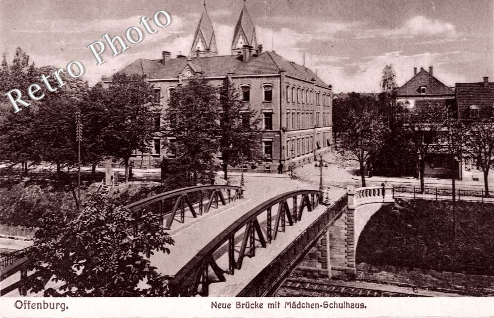 Neue Brucke mit Madchen-Schulhaus