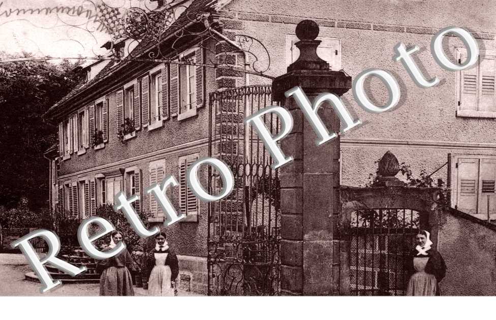 Jeunes filles devant une belle propriete