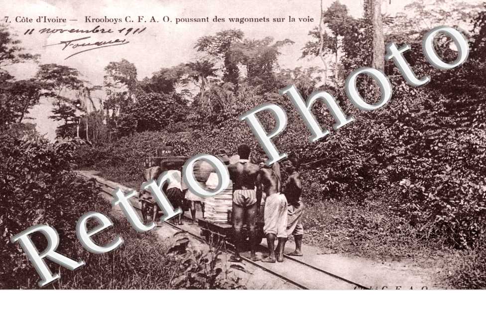 Krooboys C.F.A.O poussant des wagonnets sur la voie
